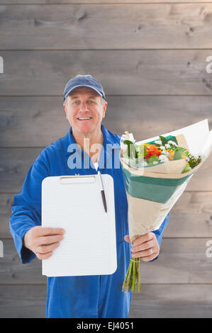 Immagine composita di felice di consegna fiori uomo mostra negli appunti Foto Stock