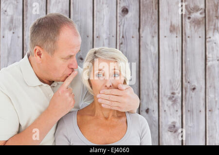 Immagine composita dell'uomo il silenziamento del suo partner di paura Foto Stock