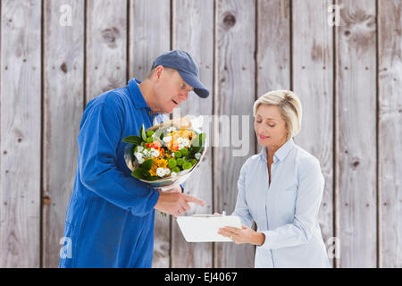 Immagine composita di felice fiore uomo di consegna con il cliente Foto Stock