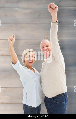 Immagine composita di felice coppia matura il tifo in telecamera Foto Stock