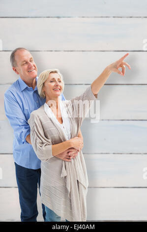 Immagine composita di felice coppia matura abbracciando e alla ricerca Foto Stock