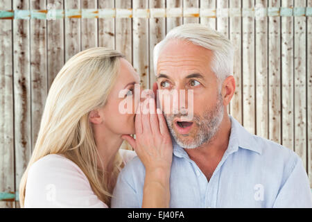 Immagine composita della donna sussurra un segreto al marito Foto Stock