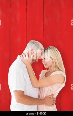 Immagine composita di affettuosa giovane in piedi e abbracciando Foto Stock