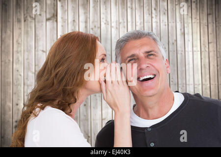 Immagine composita della donna raccontare segreto al suo partner Foto Stock