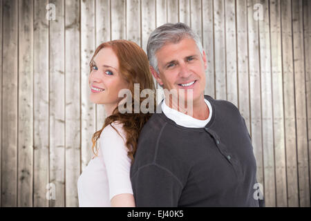Immagine composita di casual Coppia sorridente in telecamera Foto Stock