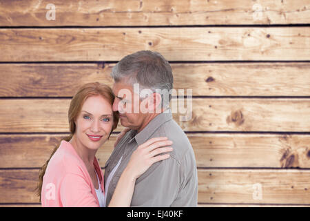 Immagine composita di casual giovane costeggiata e sorridente Foto Stock