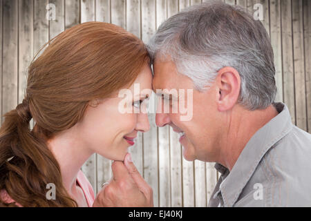 Immagine composita di casual Coppia sorridente ad ogni altro Foto Stock