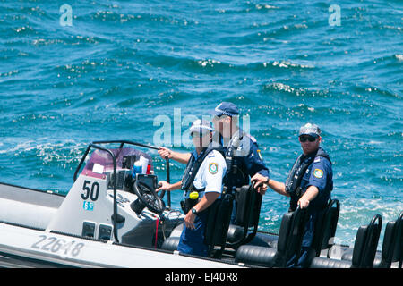 Agenti di polizia maschi del nuovo Galles del Sud Sydney sulla nave della polizia del nuovo Galles del Sud sul porto di Sydney, sydney, Australia Foto Stock