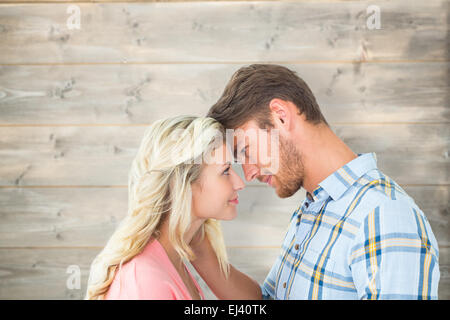 Immagine composita della coppia attraente sorridente ad ogni altro Foto Stock