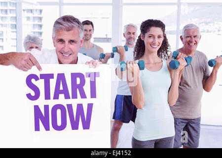 Immagine composita di uomo informale che mostra un poster Foto Stock