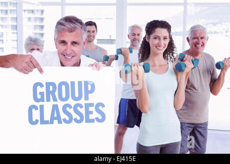 Immagine composita di uomo informale che mostra un poster Foto Stock