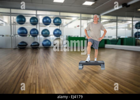 Immagine composita di piena lunghezza Ritratto di un uomo anziano Foto Stock