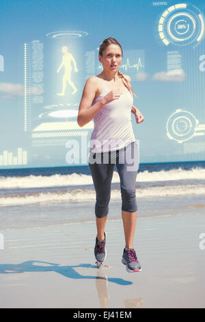 Immagine composita del concentrato montare bionda jogging sulla spiaggia Foto Stock