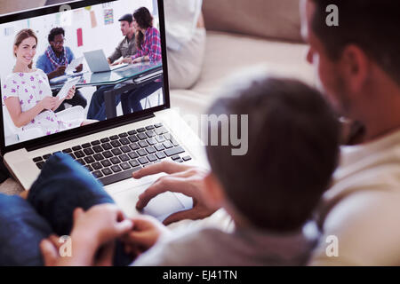 Immagine composita di editor holding tablet e sorridente come team lavora dietro di lei Foto Stock