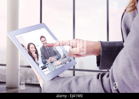 Immagine composita di imprenditrice utilizzando un tablet pc Foto Stock