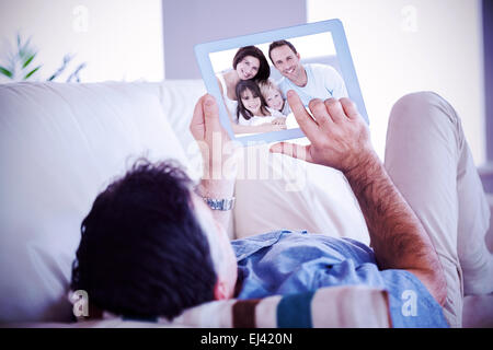 Immagine composita del ritratto di una famiglia felice seduta sul letto Foto Stock