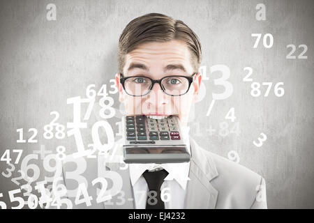 Immagine composita di geeky sorridente imprenditore calcolatrice pungente Foto Stock