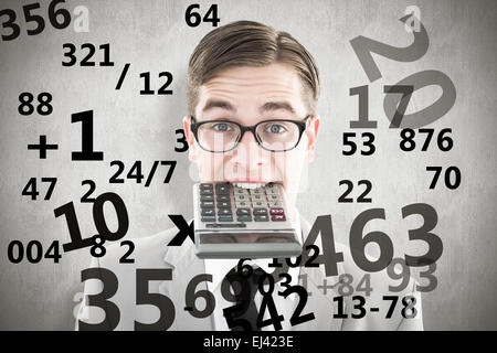 Immagine composita di geeky sorridente imprenditore calcolatrice pungente Foto Stock