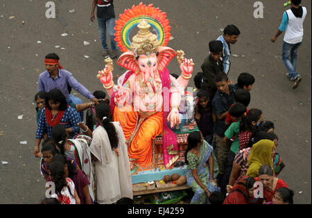 Trasporto indù Ganesha idoli per immersione in acqua di corpi su undicesimo giorno dopo Ganesh Chathurthi festival settembre 18,2013 Foto Stock