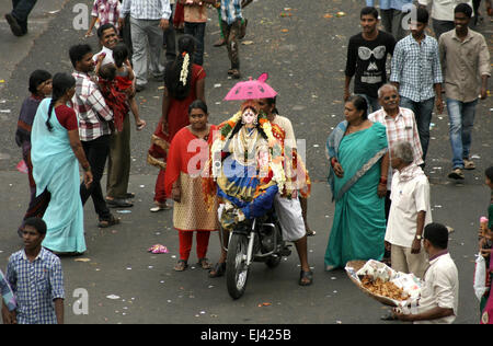 Trasporto indù Ganesha idoli per immersione in acqua di corpi su undicesimo giorno dopo Ganesh Chathurthi festival settembre 18,2013 Foto Stock
