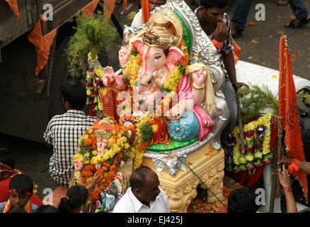 Trasporto indù Ganesha idoli per immersione in acqua di corpi su undicesimo giorno dopo Ganesh Chathurthi festival settembre 18,2013 Foto Stock