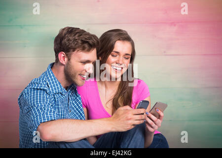 Immagine composita di allegro giovane con i telefoni cellulari Foto Stock