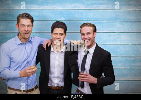 Immagine composita di bello amici bevendo un drink insieme Foto Stock