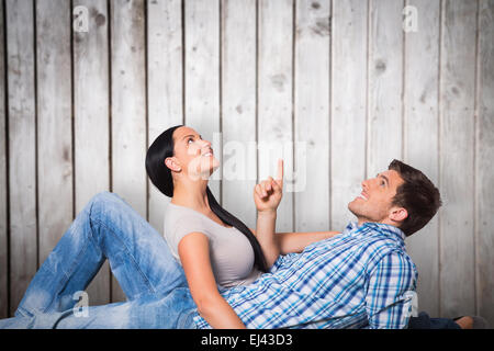 Immagine composita della coppia giovane giacente sul piano sorridente Foto Stock