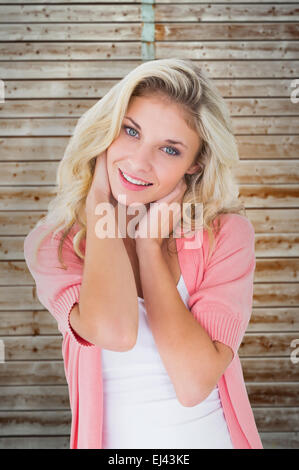 Immagine composita della bella giovane biondo sorridente in telecamera Foto Stock