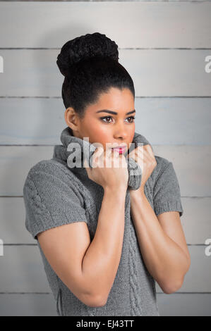 Immagine composita della bella ragazza in inverno il ponticello brividi Foto Stock