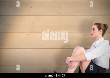 Immagine composita di imprenditrice seduta sul pavimento Foto Stock