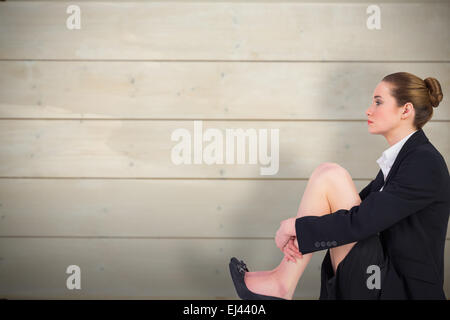 Immagine composita di imprenditrice seduta sul pavimento Foto Stock