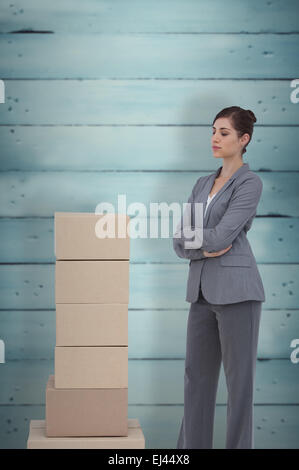 Immagine composita della premurosa donna con scatole di cartone Foto Stock