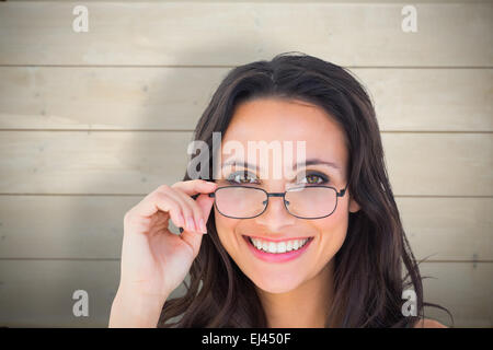Immagine composita della bella bruna con gli occhiali Foto Stock