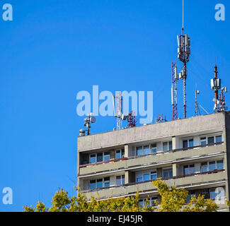 Le antenne sulla parte superiore di un edificio alto Foto Stock
