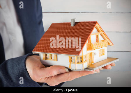 Immagine composita di agente immobiliare che mostra mini house Foto Stock