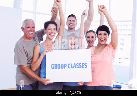 Lezioni di gruppo contro il ritratto di felice montare persone azienda blank board Foto Stock