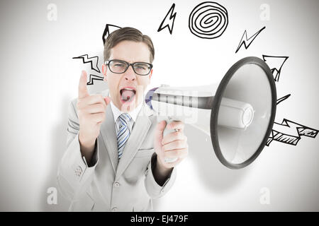 Immagine composita di geeky imprenditore urlando attraverso il megafono Foto Stock