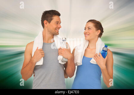 Immagine composita di felice montare giovane coppia con bottiglie di acqua Foto Stock