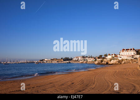 Cascais in Portogallo, Spiaggia di mattina dall'Oceano Atlantico. Foto Stock