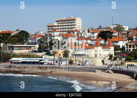 Estoril in Portogallo. Spiaggia e sullo skyline della città. Foto Stock