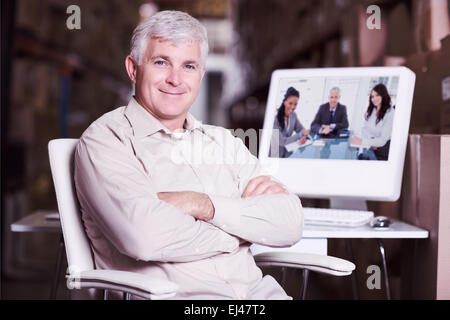 Immagine composita del warehouse manager tramite il computer Foto Stock