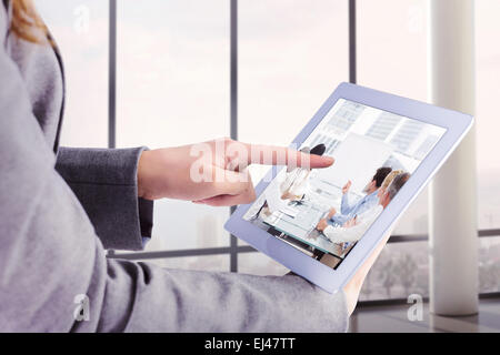 Immagine composita di imprenditrice utilizzando un tablet pc Foto Stock