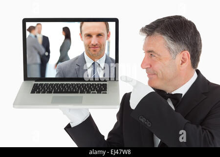 Immagine composita di orgogliosa manager in posa davanti al suo compagno di squadra Foto Stock