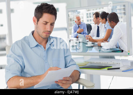 Immagine composita di un gruppo di persone di affari il brainstorming insieme Foto Stock