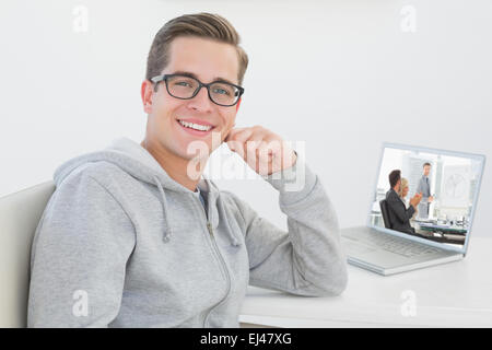 Immagine composita della gente di affari in ufficio presso la presentazione Foto Stock