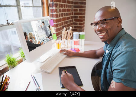 Immagine composita della gente di affari in ufficio presso la presentazione Foto Stock