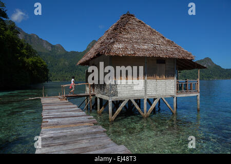 Case di legno sopra l'acqua di mare a ora Eco-Resort nel villaggio di Saleman, Seram del Nord, Maluku centrale, Maluku, Indonesia. Foto Stock