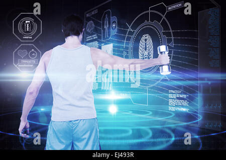Immagine composita della vista posteriore di un giovane uomo tenendo fuori dumbbell Foto Stock