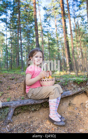 Bambina raccogliere funghi nella foresta